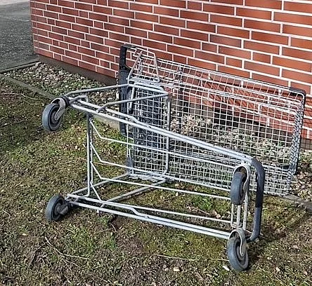 Einkaufswagen - gefunden an der Schule